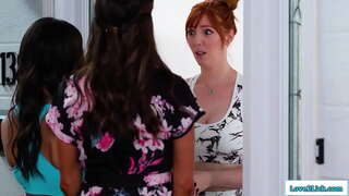 Stepmom eta stepdaughter joan aurre egiteko bully eta busty redhead eskatu dio barkamena eskaintzen em a 3some.Zuen facesits the brunette bezala shes licked