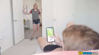 ¡La pequeña hermanastra pierde su virginidad con el hermano