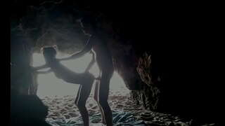 Парочка трахается пляжда