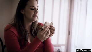 Horny MILF Chanel Preston కుడుచు మొడ్డ మరియు హార్డ్ ఇబ్బంది పెట్టాడు కాకముందు.