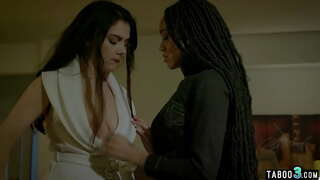 Босс-лесбиянка белән зур књкрђк удовлетворена үз чернокожей сотрудницей