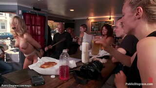 Мастер Марк Дэвис һәм ханым принцесса Донна Долоре татарстаннан кайнар милфу Симоне Соней бәйле булган блондинкой белән зур сиськами, бу публике, һәм алар трахают аны анал групповухой