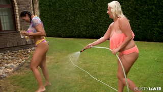 Vibrador de Inserção e Peitinho Chupando por Duas Lésbicas Peituda