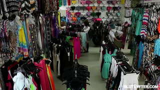 Молоденькая блондиночка Хейли Спейдс сосет әгъзасы һәм шул ук вакытта аның дико трахают бу киску