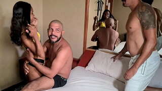 Nan background nan nan devan kamera a pou mak-nouvo carioca, ak santi a nan de van nan pussy li nan menm bagay la tou tan, la pou premye fwa epi ki fini ak yon chaj antye nan kom