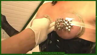 Сиськи белән нарисованными булавками һәм уен белән писающей дырочкой