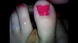 Тинејџерка се преземат некои cum на нозе и сандали