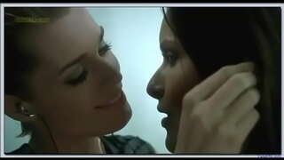 Ребека Ромайн Рие Расмусен лезбејску пољубац у улози Фаталне жене