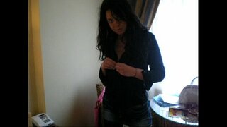 Италия любительница Лилли раздевается һәм мастурбирует