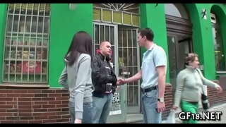 Străin o sărută plin de magie