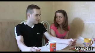 Melko täysi-ikäinen, teini enkeli seisoo koira muoti