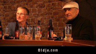 Atrevida rubia chupa dos pollas