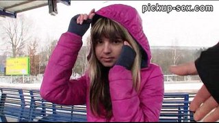 Πραγματικό ερασιτεχνικό Eurobabe Τζίνα Γκέρσον καρφωμένο σε ένα τρένο