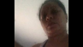 Masturbates i roto i te mua o te kāmera