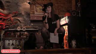 Джени Смит публично обнажается на сцене