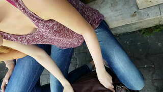 Downblouse ankizivavy any an-dalambe ny vahoaka