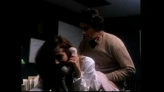 Veronica bekommt Ihr Höschen nach unten gezogen und heiße anal im Büro