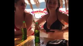 Алар обнажают үз сиськи өчен, отпраздновать