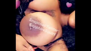 Sexy Ebony Amin'ny Dantelina Bra Rubs Ny Lehibe Boobs! Mampiseho SapphireSquirt misy ny fitiavana ao amin'ny Twitter