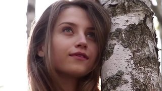 Tamu mwanamke vijana Nicolina kuondosha nguo yake katika woods