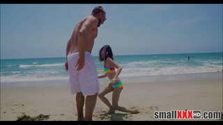 ���ുവ പറ്റീറ്റ് ചെറിയ പെണ്കുട്ടി ജാസ്മിന് ഗ്രേ ലഭിക്കുന്നു. ചെറിയ സമനിരപ്പുണ്ടാക്കുക നീട്ടി By Huge Cock Guy From ബീച്ച്