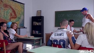 Teens डॉली Diore &amp;amp; Cathy स्वर्गात शेअर शिक्षक च्या कोंबडा सह दोन खडबडीत मित्र वर्ग