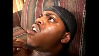 Pretty redhaired chocolate babe Kelly Riaghladh bha coughed cearr an t-uisge ann aice a beul an dèidh jamming i molach twat