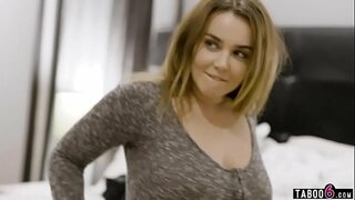 Tetas grandes couchsurfer trató de robar el tipo de alojamiento de su