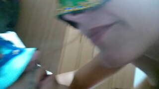 امرأة متزوجة البصق في الفم من الذكور و يجعل له ابتلاعها