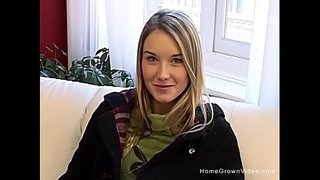 Супер симпатична русокоса тинејџерски ленти голи и игра со нејзините тесни пичка