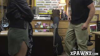 Zgodna mala pijuni joj gitaru i pica