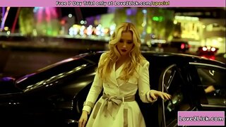 Blondýna přijde se na ni klient dominantní podnikatelka.Řekla svléknout a dostane na vodítku.Čas, aby lízat kundu.Poté, co že ona třel její a vidí ji facesitting ji, dokud se cums do úst.Ona prsty, a žádá, aby cum