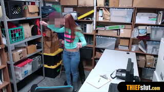 Даўганогую дробку застукалі ў гандлёвым цэнтры і груба трахнули