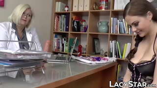 Borstig GILF oorheers&#039;n warm bed, babe