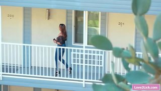 Maćeha jede dlakavu pičku svojih lezbijskih tinejdžerskih pokćerki