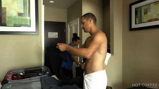 ХЕЗМӘТ күрсәтү НОМЕРЫ! Латиноамериканка белән зур попой трахается яман шеш белән кунак һәм брызгает күкрәгенә.