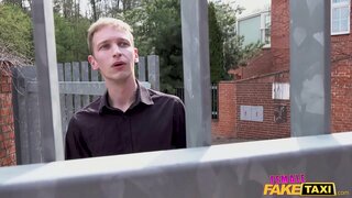 Boireann Fake Tacsaidh brunette a ghlacadh a &#039; cluich leatha pussy le guy an ath-dhoras