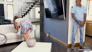 Оло йыуаныс таба енси ағзалары менән ярһыған Ҡара милфа