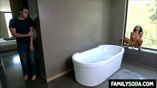 Üvey kardeş catches üvey kardeş kahrolası bir yapay penis içinde the banyo