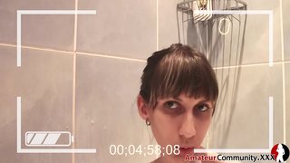 מכוער נוער מתחבא בשירותים האצבע עצמה.