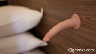 Татуированная блондинка хани берсе Янкс Вайолет трахает үз киску үз игрушкой