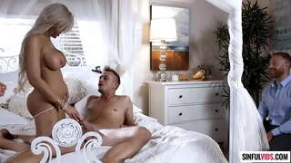 Hubby da behaketa emaztea Elle banged arabera eder bizilaguna