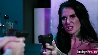 Rossa agent de l'fbi gestiona el mal tiki propietari d'un bar.L'home que va utilitzar com a portada per a obtenir en la barra és el boig que va tenir amb ell.Ella pot tenir cura de que per deixar-lo de la seva merda.Ella xupa-lo abans de muntar la polla