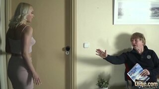 Старик проникает в горячую шлюшку и ласкает ее мягкие соски