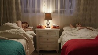 לעסביאַן מילד שפּאַס צווישן אַ רויטהאָריק און בלאָנדע פייגעלע