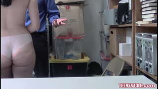 Țâțe uimitoare și minunate fundul bruneta teen devine futut în funcție de către polițist corupt