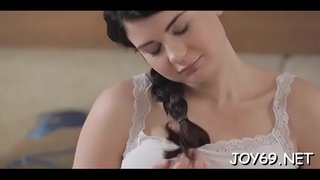 ���सालेदार तरुण दाट तपकिरी रंगाचे केस तिच्याकडे L. करत आहे तिच्या पहिल्या कामुक व्हिडिओ