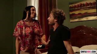 Nadržaná brunetka Rachel Starr hovno pevný prút v 69 polohy skôr, než sa dostane striekané s jizz