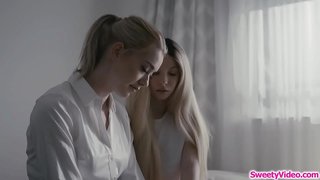 Kiçik tits lezbiyen yeniyetmə azalıb qayçı ilə sarışın yataqxanada incharge