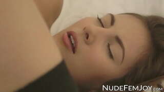 Velika сиськастая crnka solo trlja pussy